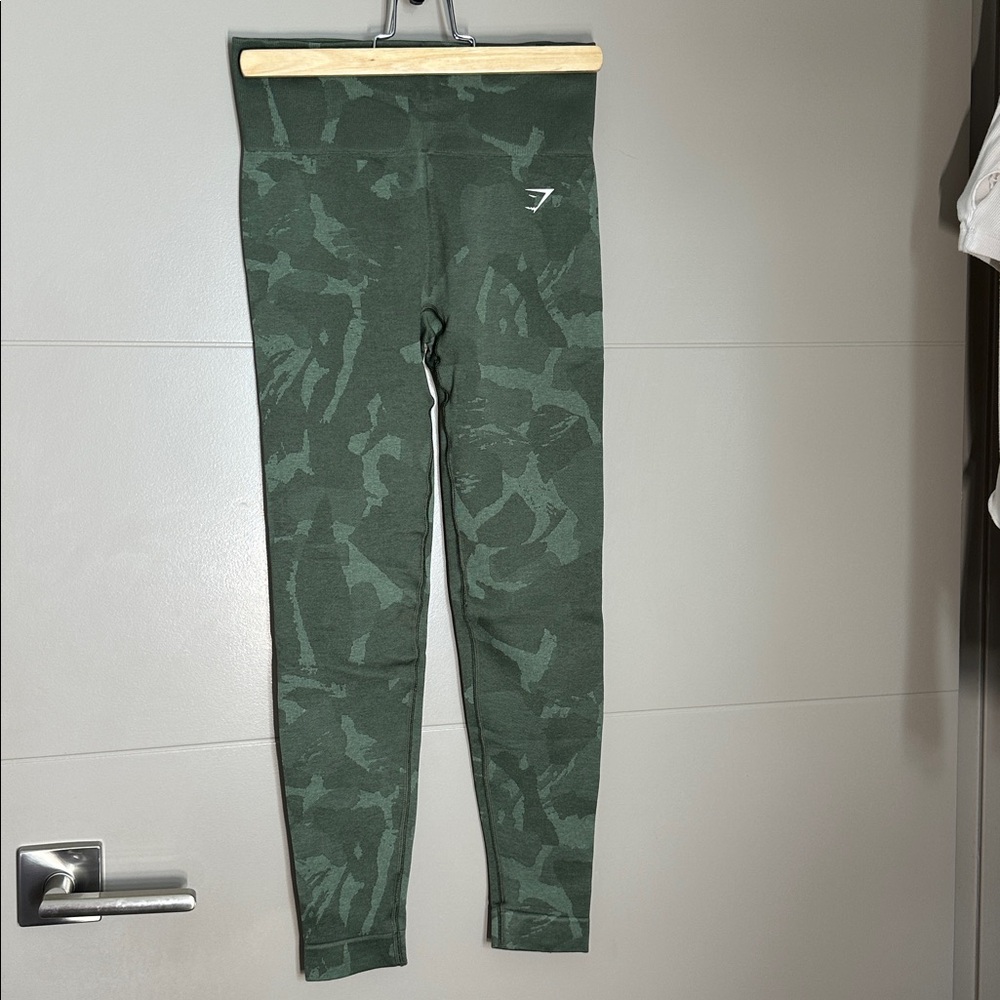 Gymshark women  Green Camo Seamless Leggings scrunch butt size small
